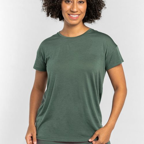 Model wearing Billie tee - Duck Green | Tori is 5'7", wearing a size S