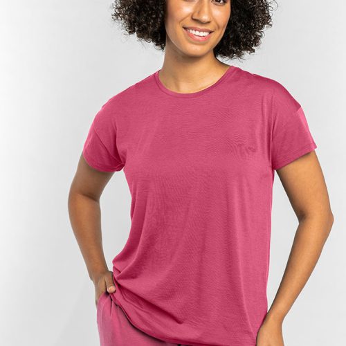 Model wearing Billie tee - Red Violet | Tori is 5'7", wearing a size S