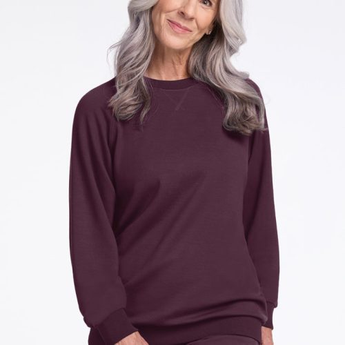 Model wearing bailey crewneck sweatshirt in wine tasting color | Tam is 5’8.5”, wearing a size S